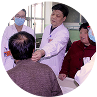 严长江在为患者会诊