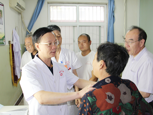 专家为患者会诊