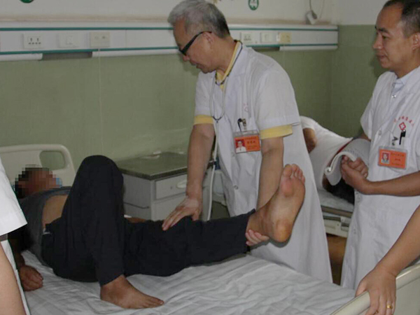 专家为患者会诊